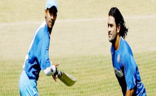dhoni-dinesh-karthik.gif