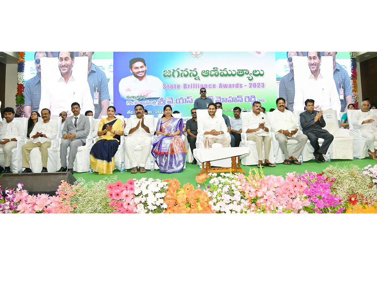 CM_20YS_20Jagan_20at_20Jagananna_20Animutyalu_20Program_20in_20Vijayawada_20Photos_5.jpg 5