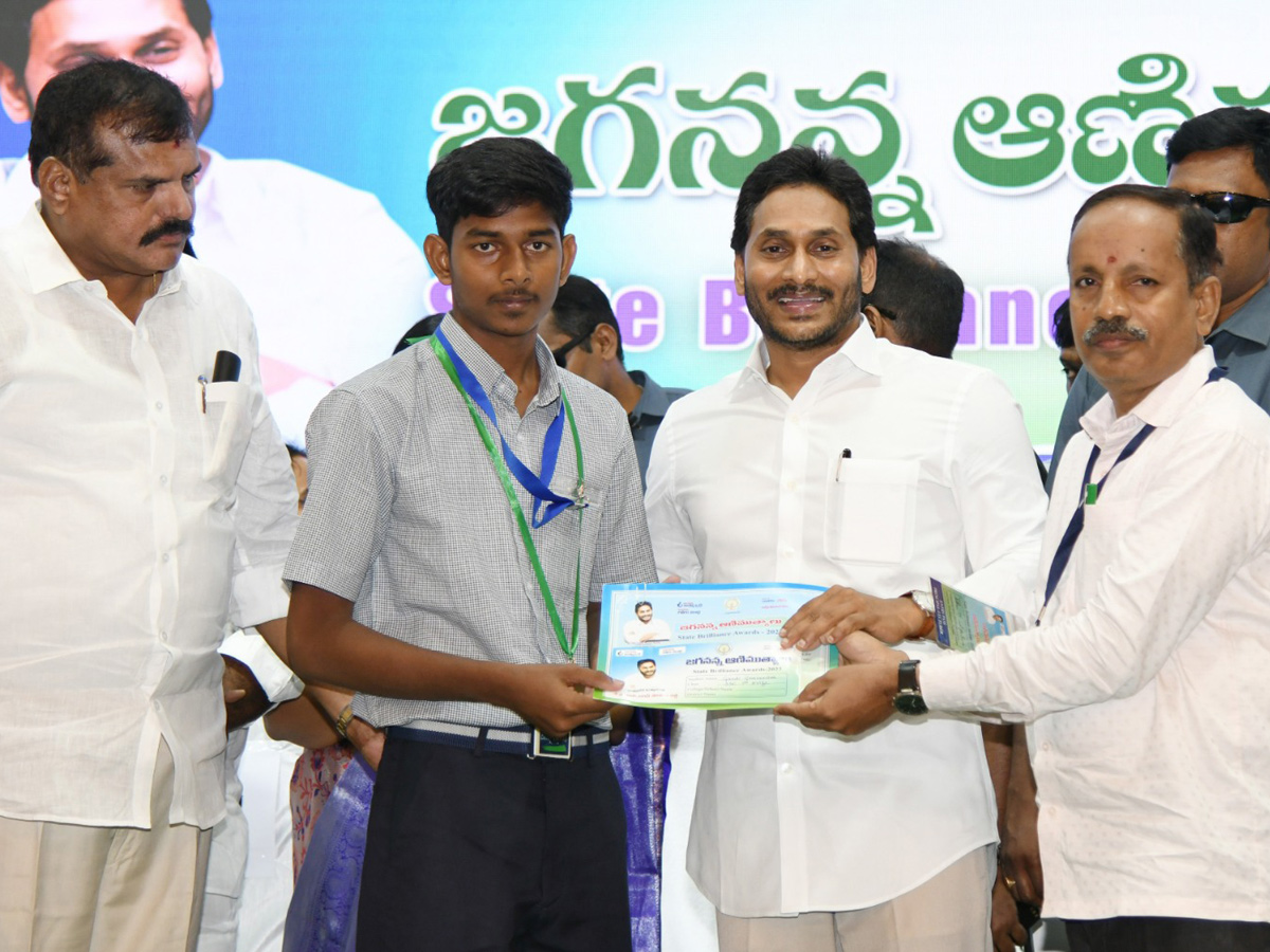 GANDI_20GNANENDRA_2C_20VISHAKAPATNAM_20DISTRICT.jpg 13
