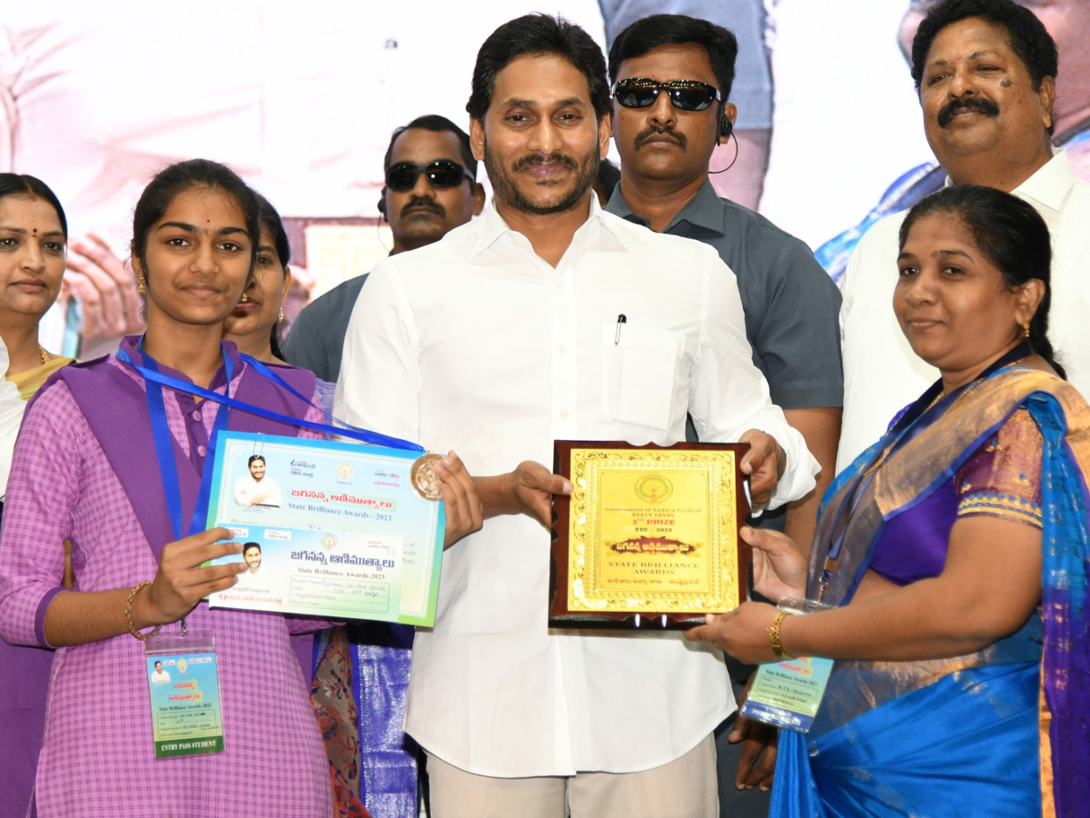 PUTREVU_20LALITHA_20SIRISRI_2C_20ANAKAPALLI_20DISTRICT.jpg 30