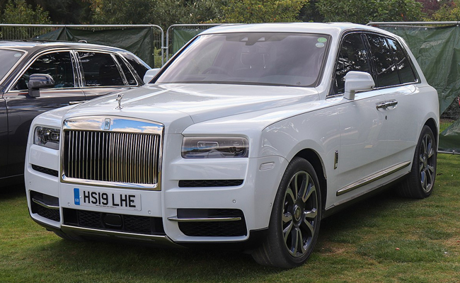 Rolls-Royce_20Cullinan_2018.jpg 32