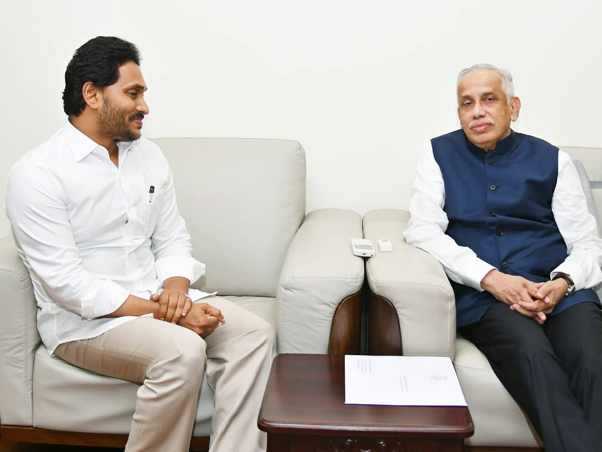 CM_20Ys_20Jagan_20Meeting_20With_20AP_20Governor_20Photos_1.jpg 2