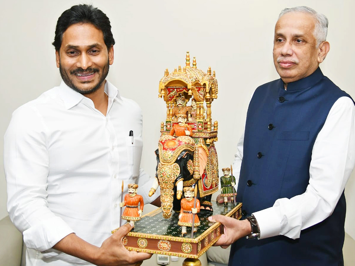 CM_20Ys_20Jagan_20Meeting_20With_20AP_20Governor_20Photos_3.jpg 3