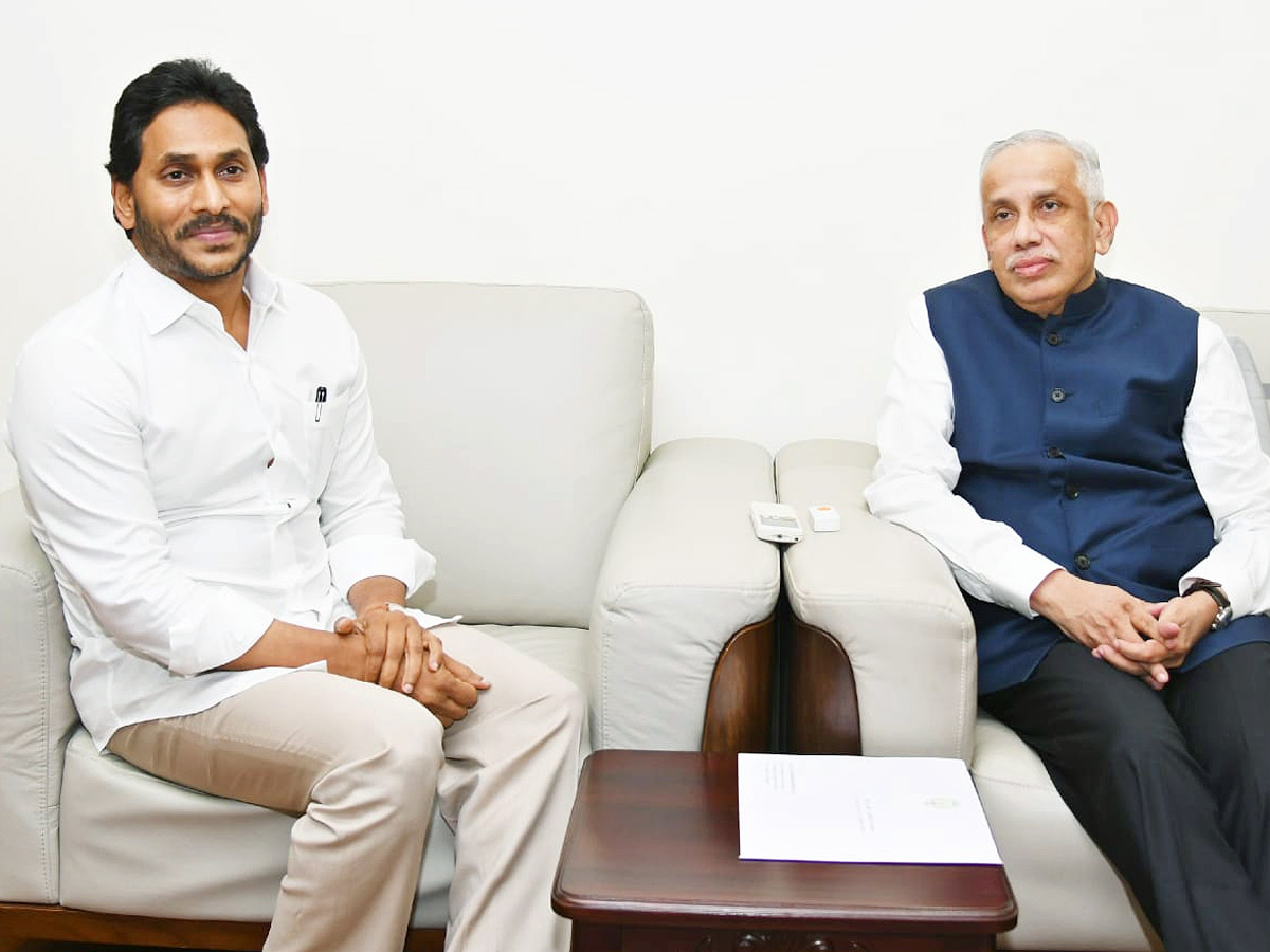 CM_20Ys_20Jagan_20Meeting_20With_20AP_20Governor_20Photos_4.jpg 4