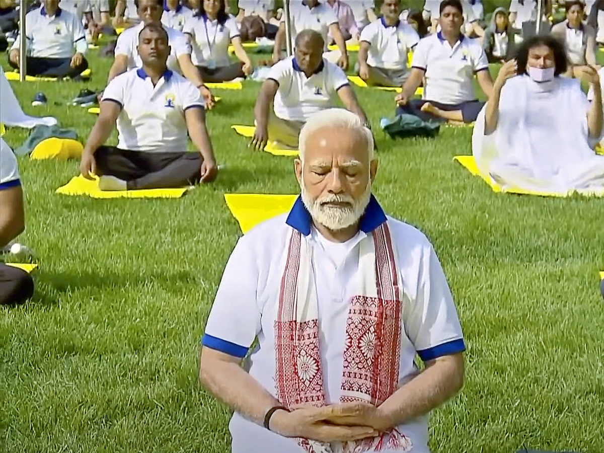 PM_20Modi_20leads_20Yoga_20Day_20celebrations_20in_20New_20York_20Photos_18.jpg 19