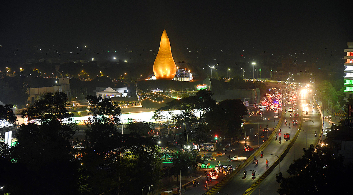 Telangana_20Martyrs_20Memorial_20at_20Hyderabad_20Tankbund_20Photos-6.jpg 5