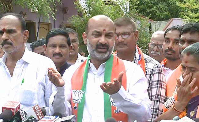 Bandi-Sanjay-Comments-Over-CM-KCR.jpg