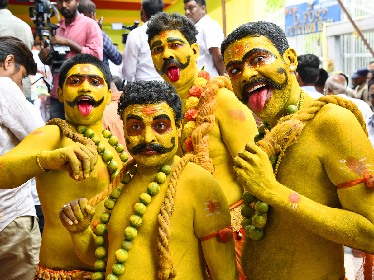 Golconda_20Bonalu_20Started_20in_20Hyderabad_20Photos_10.jpg 11