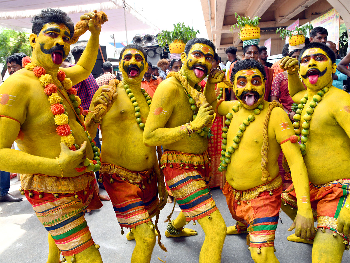 Golconda_20Bonalu_20Started_20in_20Hyderabad_20Photos_11.jpg 12