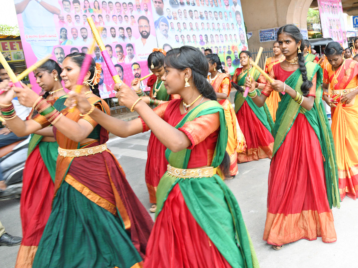Golconda_20Bonalu_20Started_20in_20Hyderabad_20Photos_14.jpg 15