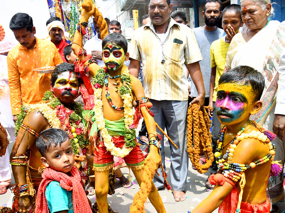 Golconda_20Bonalu_20Started_20in_20Hyderabad_20Photos_15.jpg 16