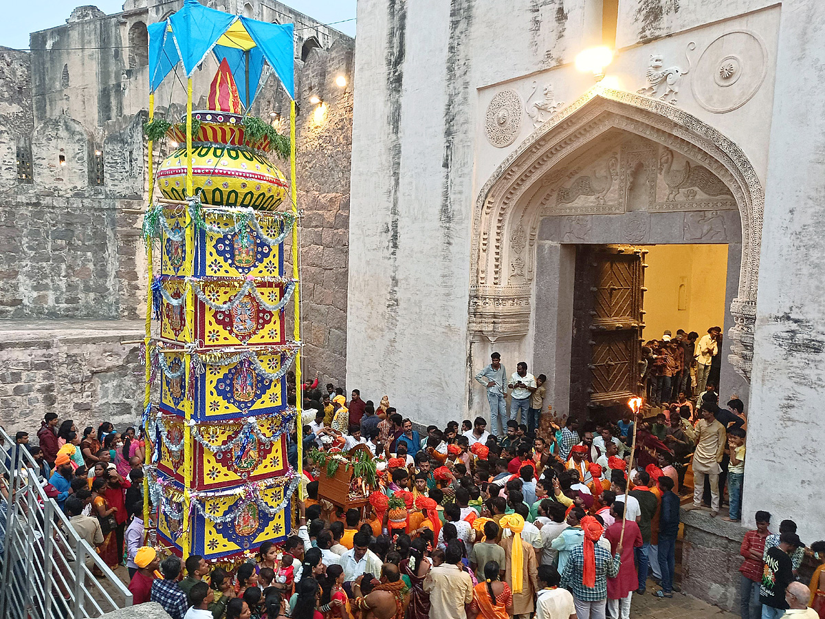 Golconda_20Bonalu_20Started_20in_20Hyderabad_20Photos_16.jpg 17