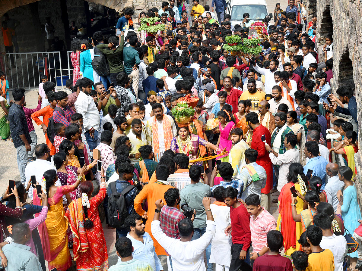 Golconda_20Bonalu_20Started_20in_20Hyderabad_20Photos_20.jpg 21