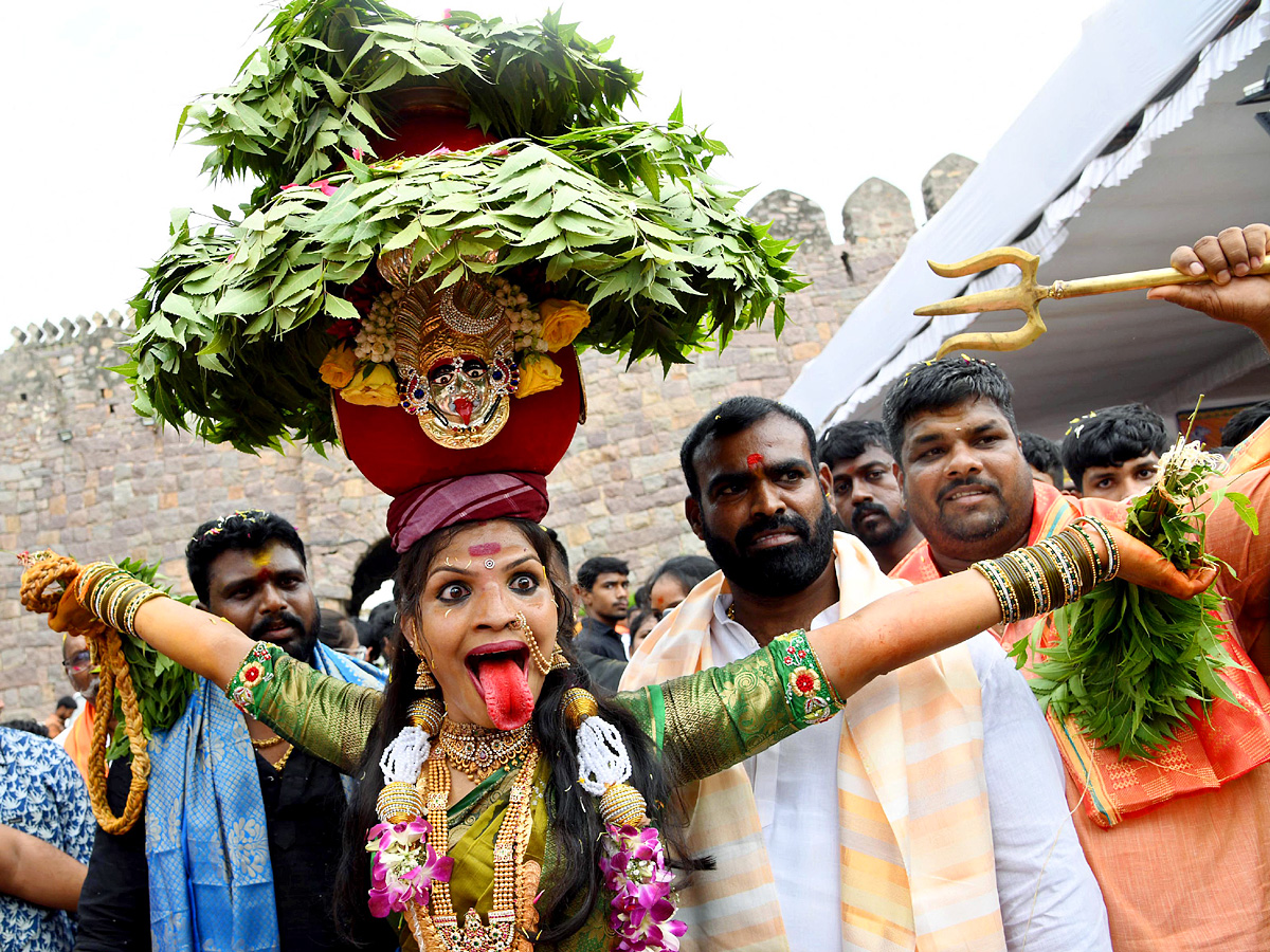 Golconda_20Bonalu_20Started_20in_20Hyderabad_20Photos_21.jpg 22