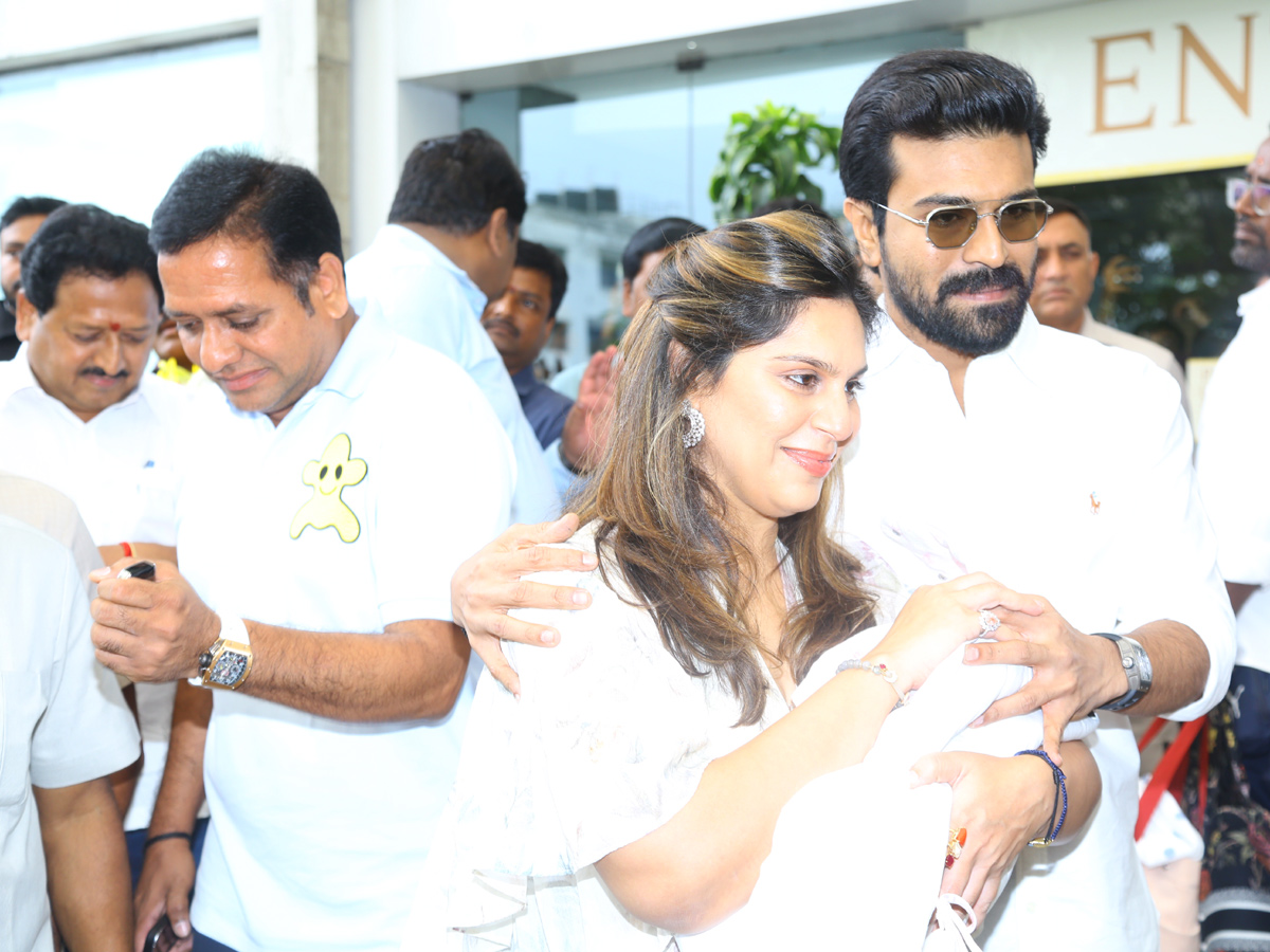 Ram_20Charan_20Wife_20Upasana_20Discharged_20From_20Apollo_20Hospital_20Photos_2.jpg 3