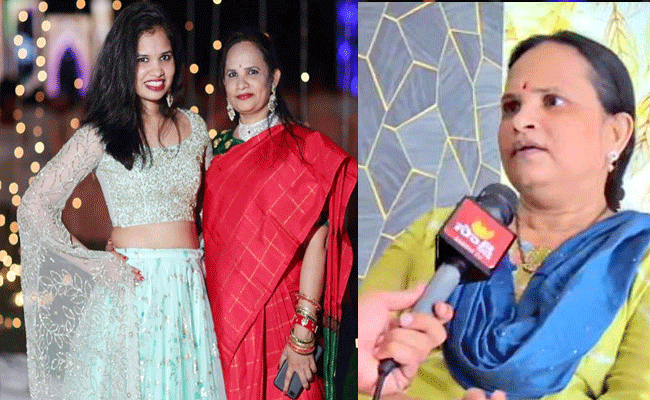 sikki-reddy-with-her-mother.gif