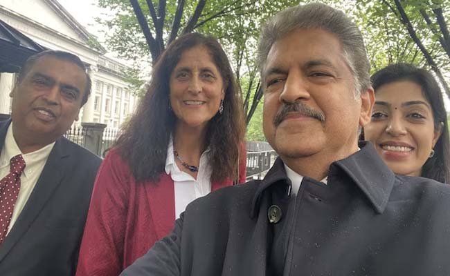 anand_20mahindra_20selfie.jpg