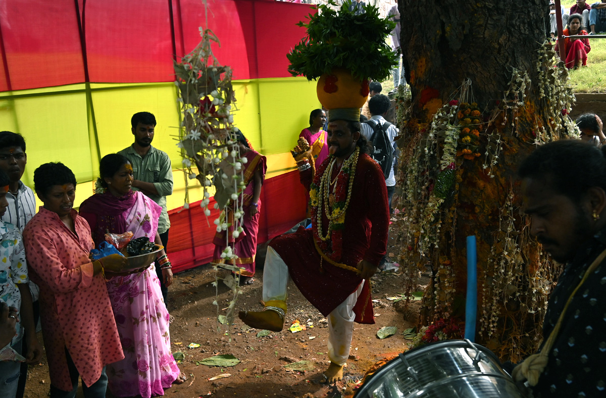 Golconda_20Bonalu_202023_20Pics-16.jpg 15