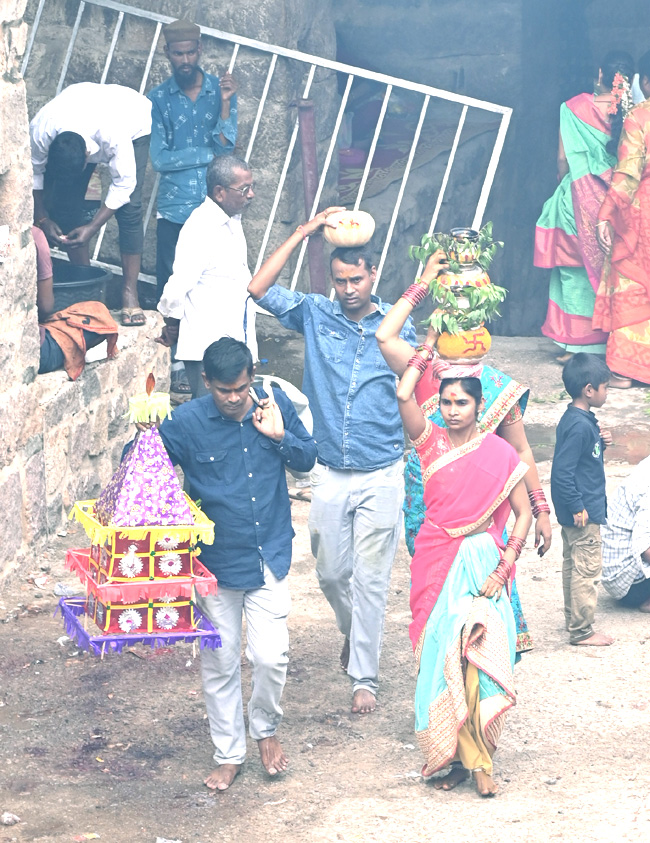 Golconda_20Bonalu_202023_20Pics-24.jpg 22