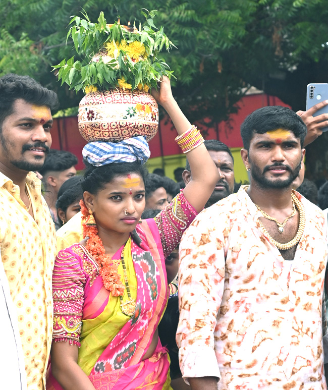 Golconda_20Bonalu_202023_20Pics-40.jpg 37
