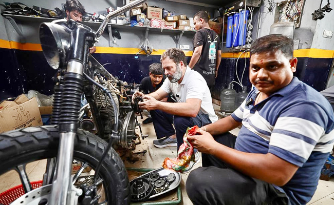 Rahul-Gandhi-Bike-Repair.jpg