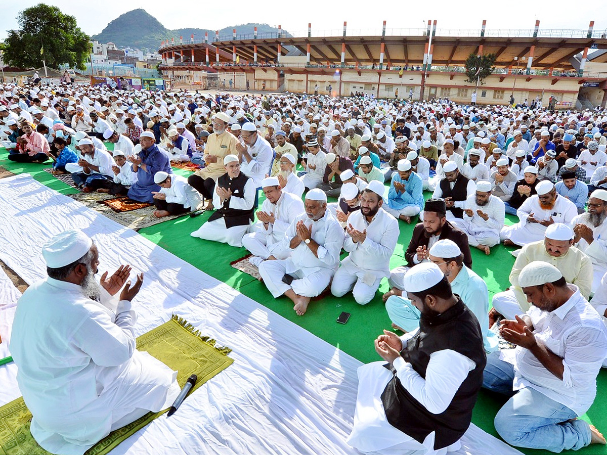 Bakrid_20Celebrations_20at_20Vijayawada_20Indira_20Gandhi_20Municipal_20Stadium_20Photos_10.jpg 11