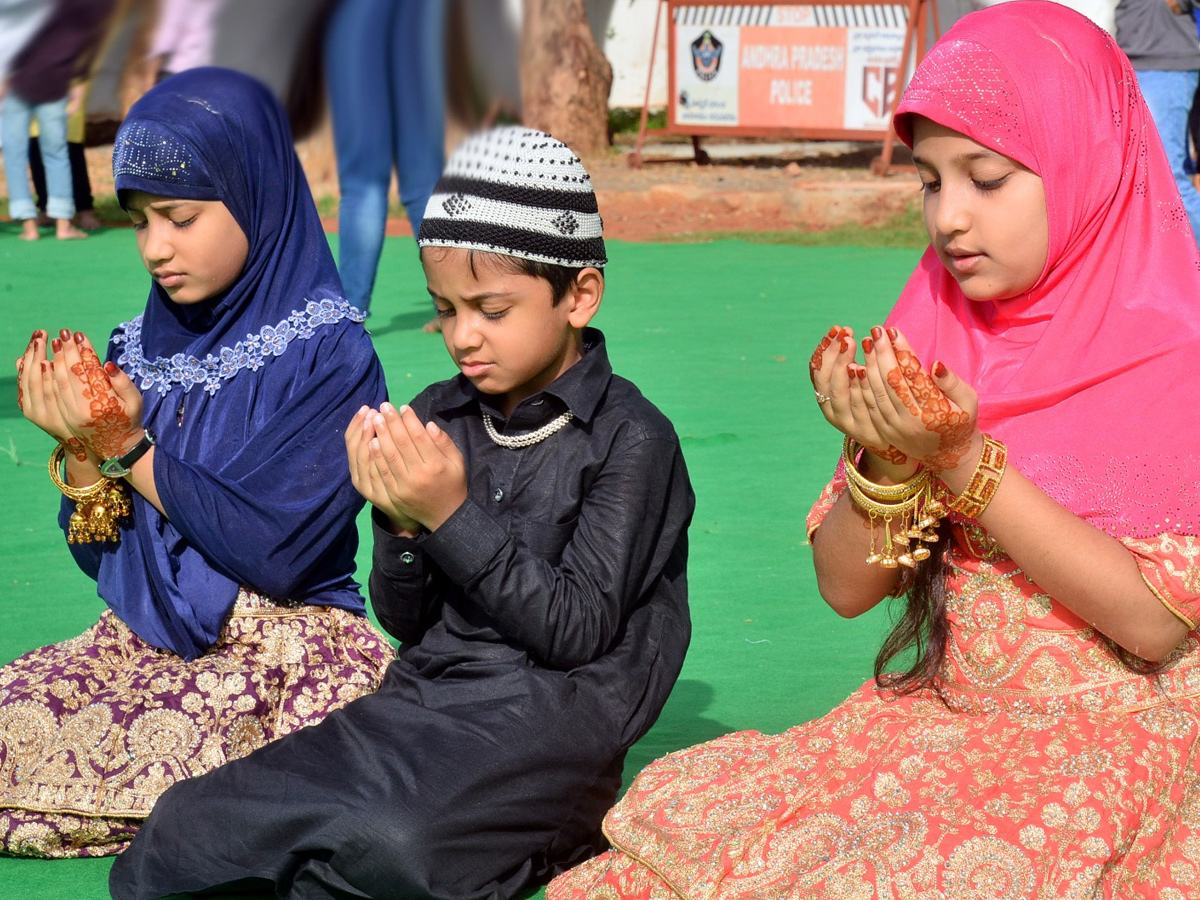 Bakrid_20Celebrations_20at_20Vijayawada_20Indira_20Gandhi_20Municipal_20Stadium_20Photos_12.jpg 13