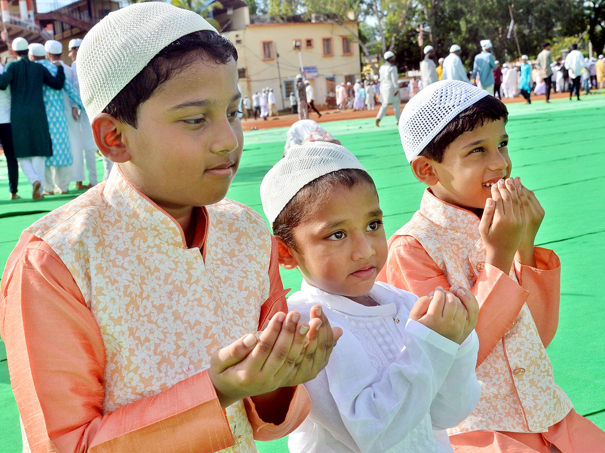 Bakrid_20Celebrations_20at_20Vijayawada_20Indira_20Gandhi_20Municipal_20Stadium_20Photos_14.jpg 15