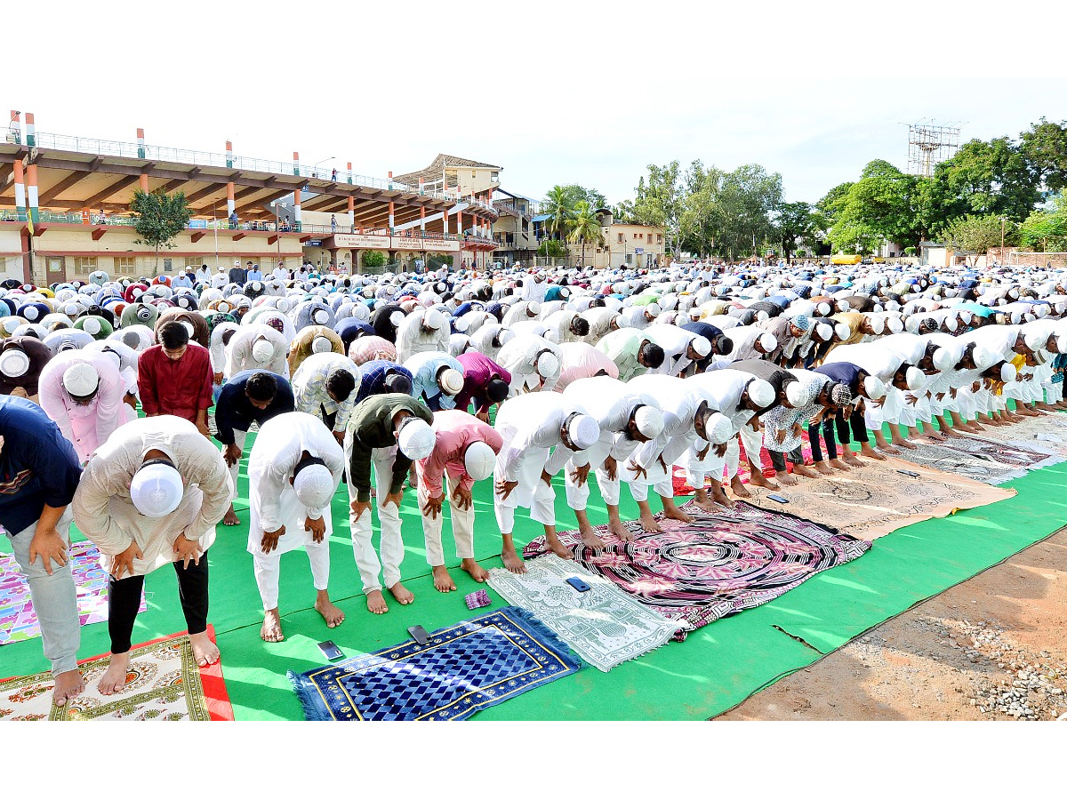 Bakrid_20Celebrations_20at_20Vijayawada_20Indira_20Gandhi_20Municipal_20Stadium_20Photos_5.jpg 6