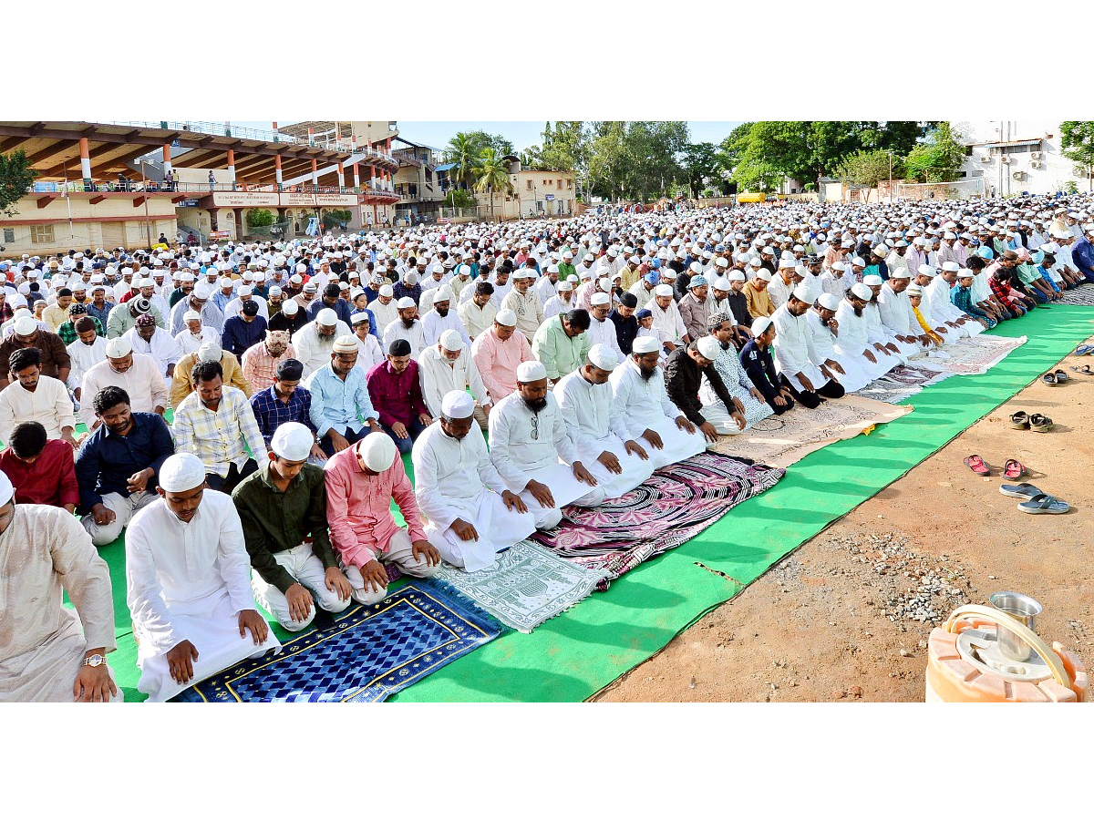 Bakrid_20Celebrations_20at_20Vijayawada_20Indira_20Gandhi_20Municipal_20Stadium_20Photos_7.jpg 8