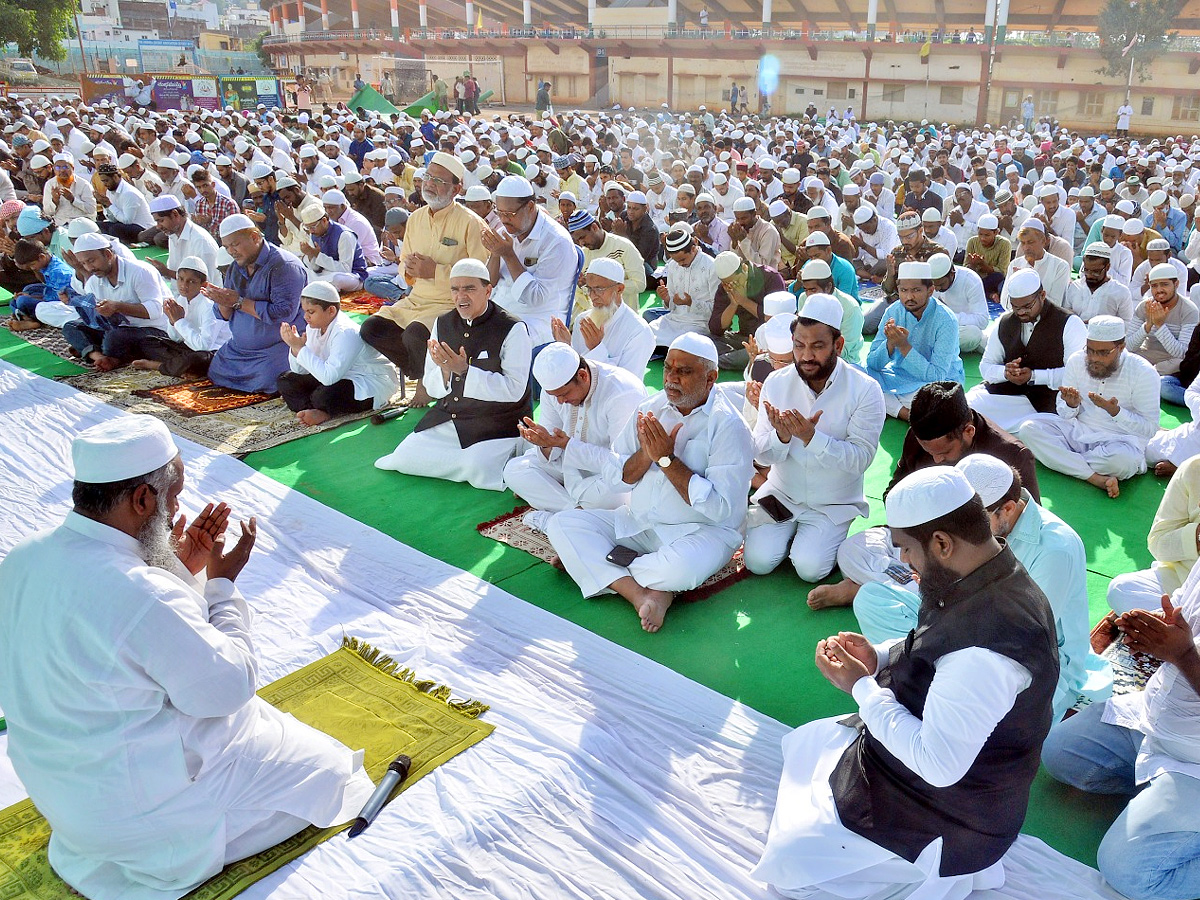 Bakrid_20Celebrations_20at_20Vijayawada_20Indira_20Gandhi_20Municipal_20Stadium_20Photos_9.jpg 10