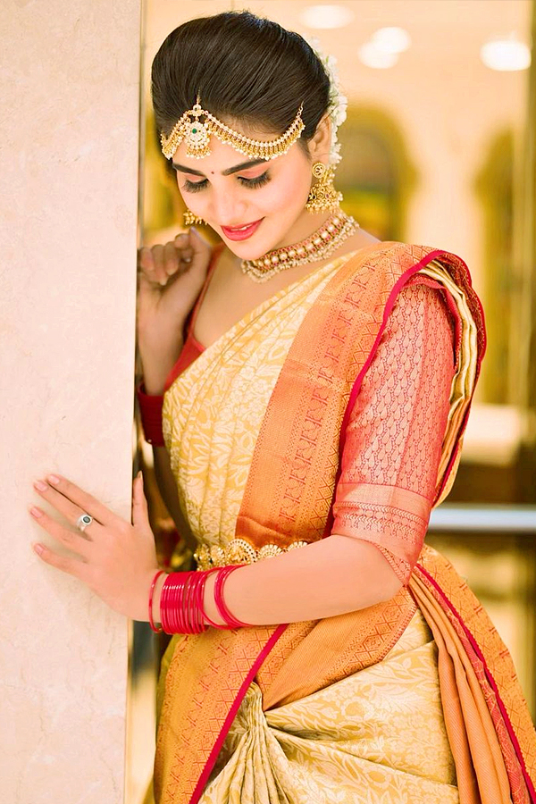 Jabardast_20Varsha_20Bridal_20looks_20Photos_3.jpg 4