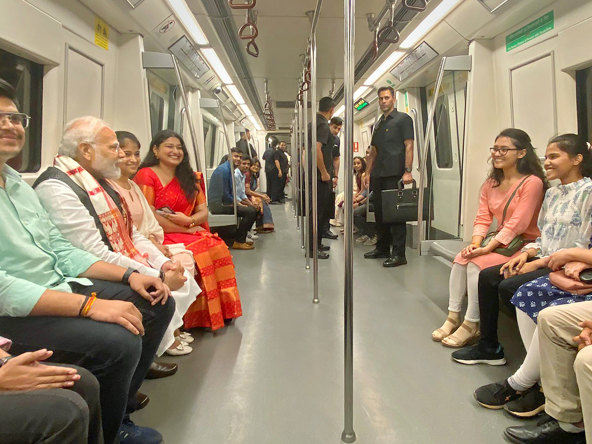 PM_20Narendra_20modi_20travels_20in_20metro_20to_20attend_20Delhi_20University_20event_20PHotos_11.jpg 12