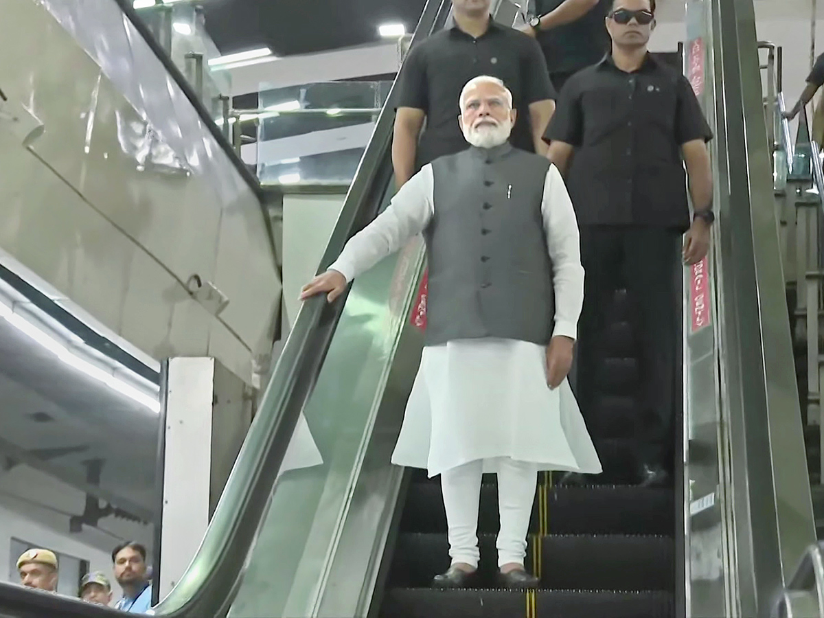 PM_20Narendra_20modi_20travels_20in_20metro_20to_20attend_20Delhi_20University_20event_20PHotos_12.jpg 13