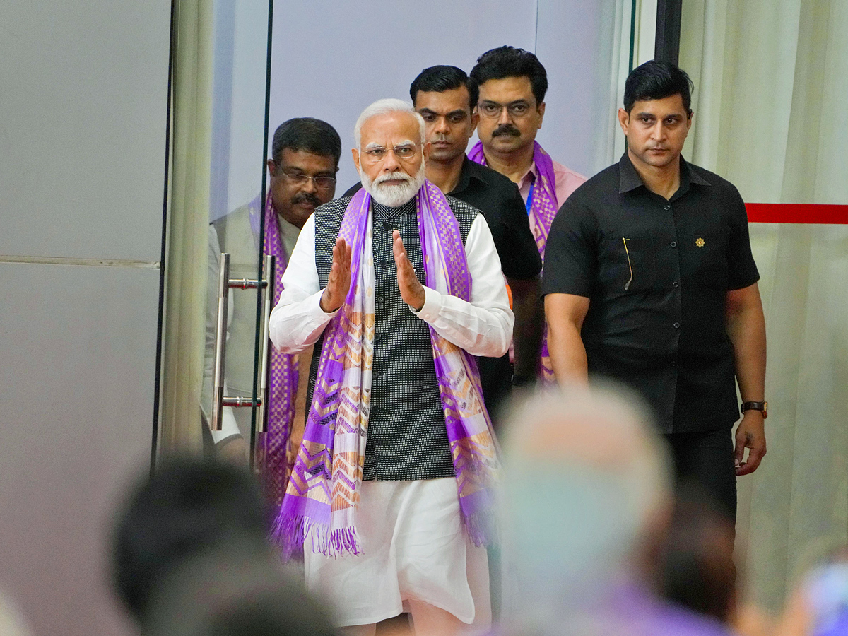 PM_20Narendra_20modi_20travels_20in_20metro_20to_20attend_20Delhi_20University_20event_20PHotos_14.jpg 15