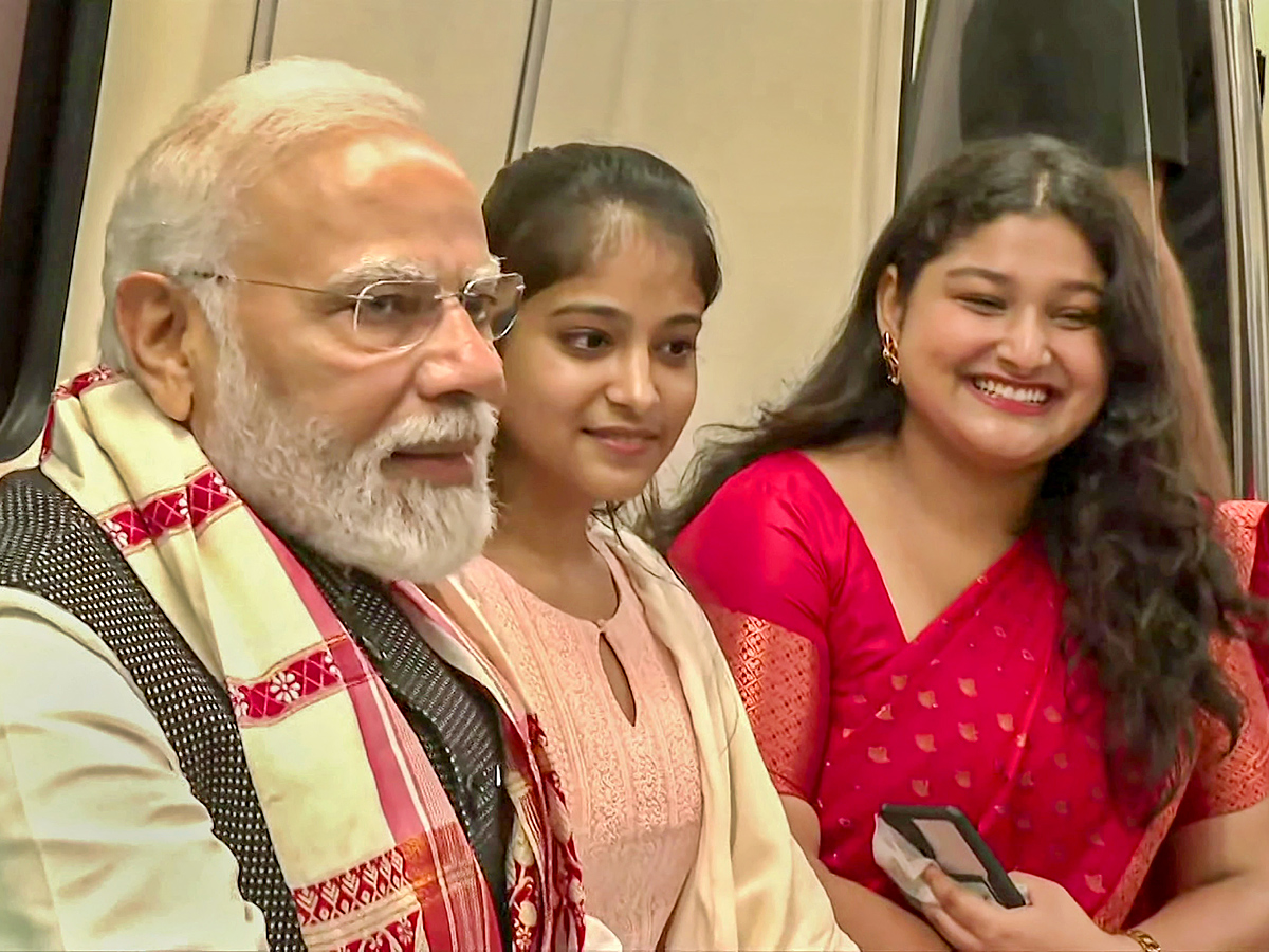 PM_20Narendra_20modi_20travels_20in_20metro_20to_20attend_20Delhi_20University_20event_20PHotos_15.jpg 16