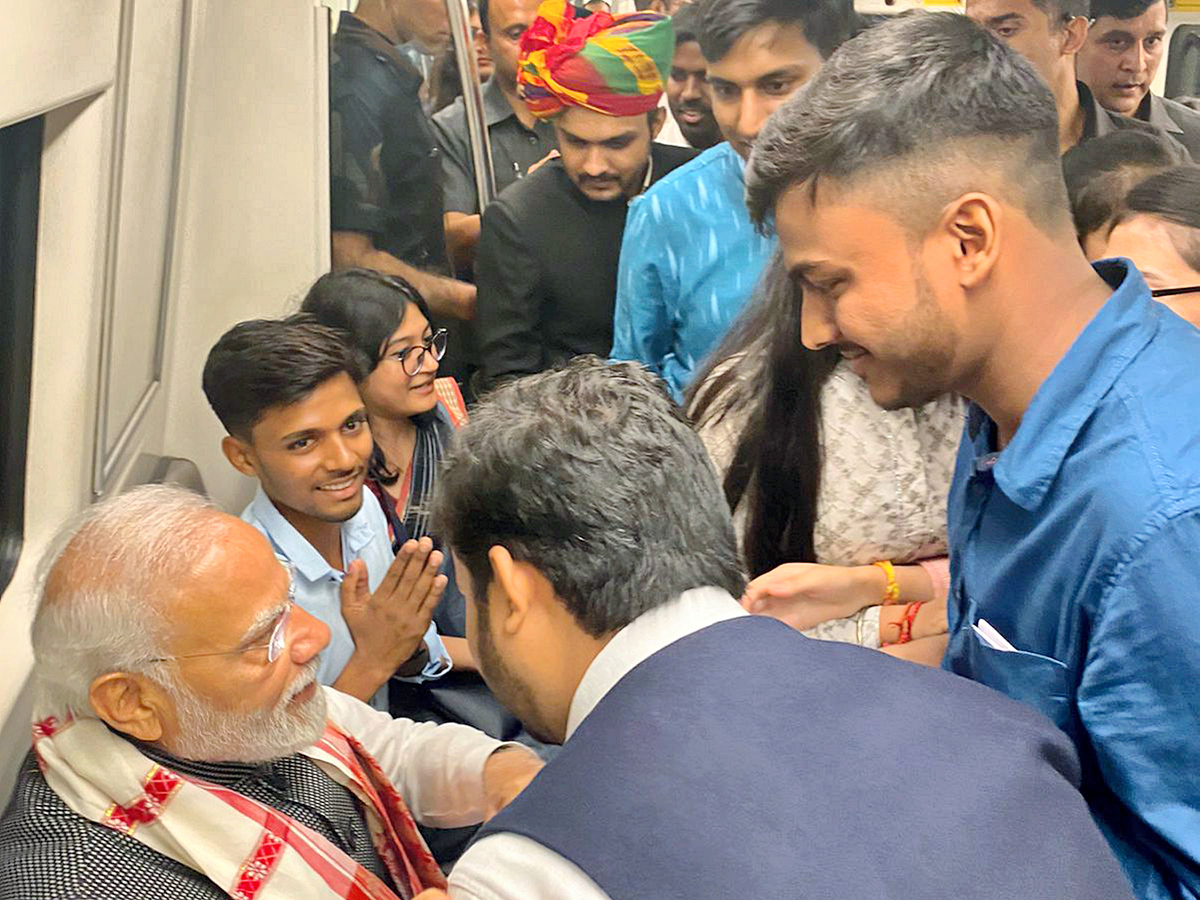 PM_20Narendra_20modi_20travels_20in_20metro_20to_20attend_20Delhi_20University_20event_20PHotos_16.jpg 17