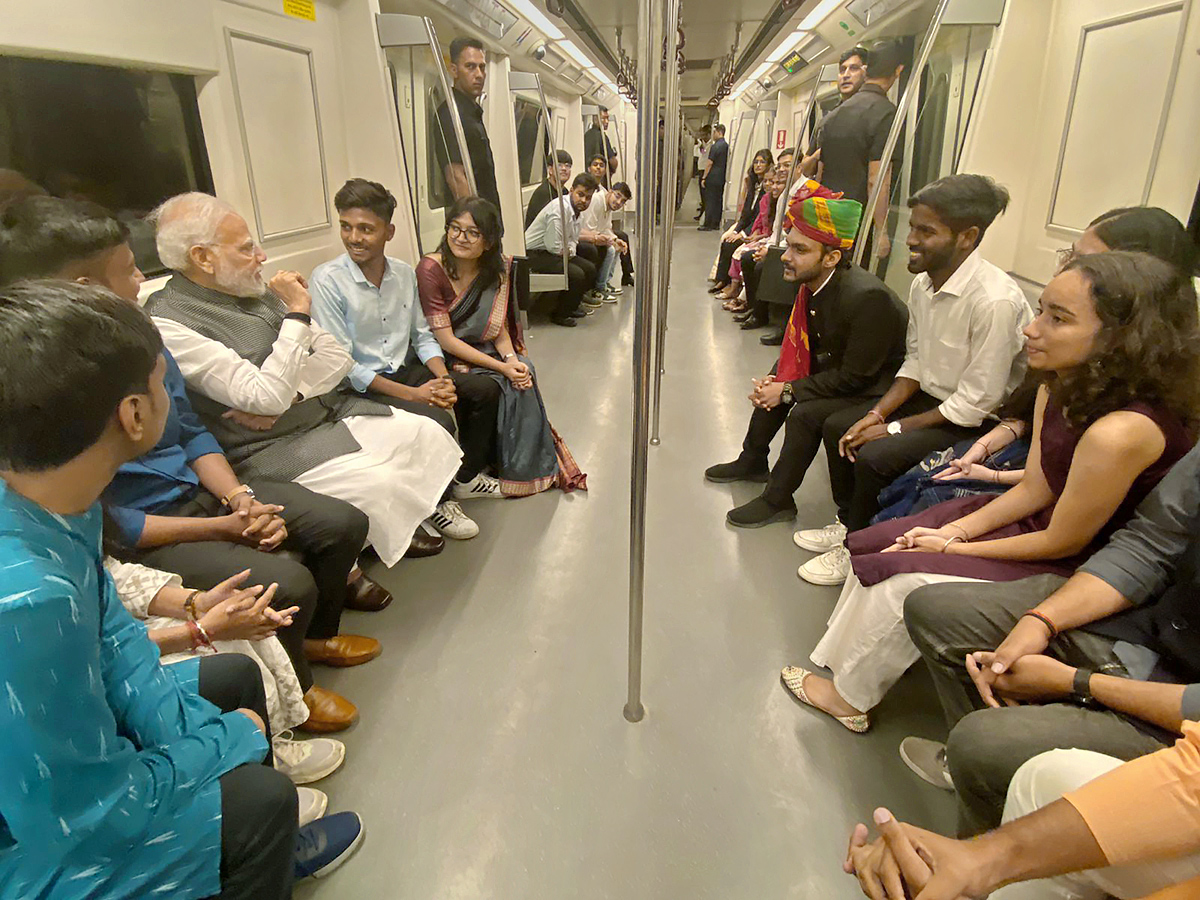 PM_20Narendra_20modi_20travels_20in_20metro_20to_20attend_20Delhi_20University_20event_20PHotos_19.jpg 20
