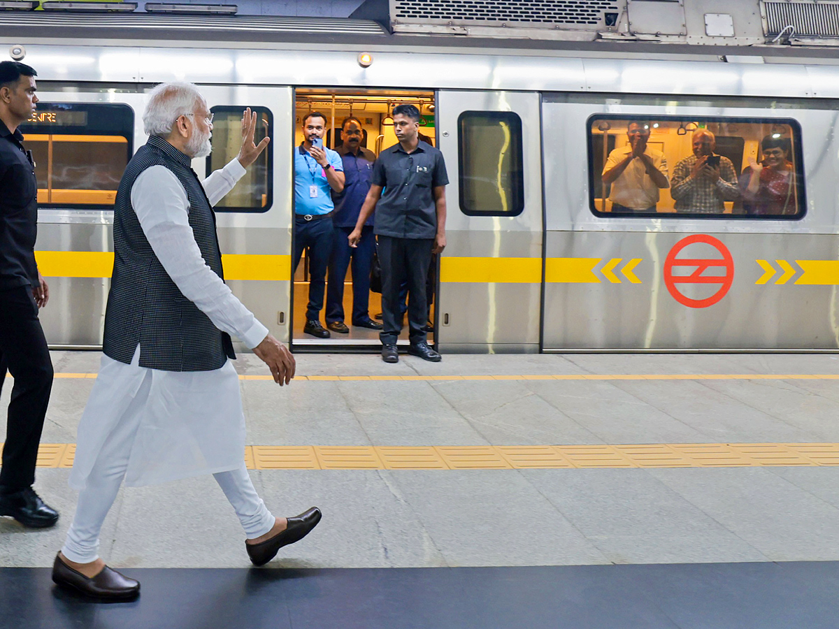 PM_20Narendra_20modi_20travels_20in_20metro_20to_20attend_20Delhi_20University_20event_20PHotos_2.jpg 3
