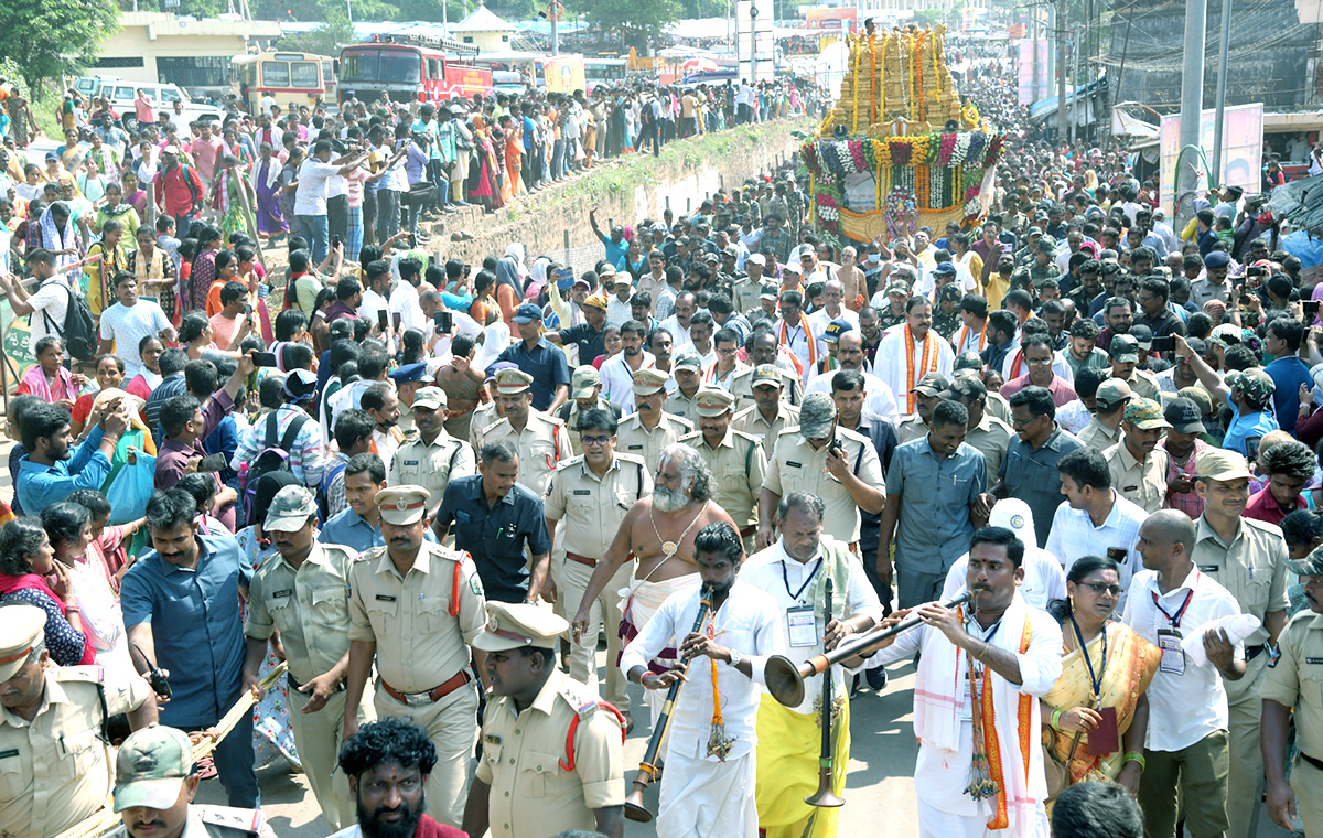 Huge_20Devotees_20take_20part_20in_20Simhachalam_20Giri_20Pradakshina_20Pics-34.jpg 32