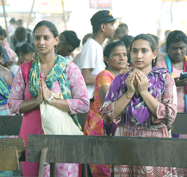 Huge_20Devotees_20take_20part_20in_20Simhachalam_20Giri_20Pradakshina_20Pics-4.jpg 4