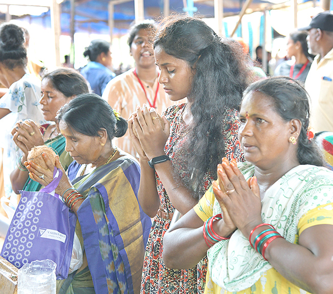Huge_20Devotees_20take_20part_20in_20Simhachalam_20Giri_20Pradakshina_20Pics-8.jpg 8