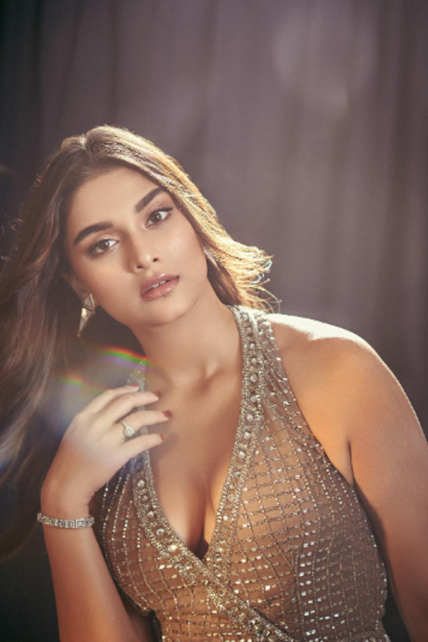 saiee-manjrekar-04.jpg 4