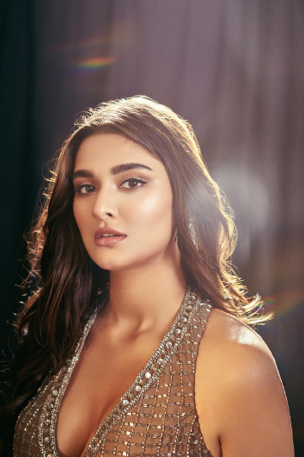 saiee-manjrekar-05.jpg 5