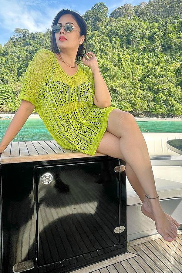 Anchor_20Sreemukhi_20Latest_20Ship_20Photos_3.jpg 4