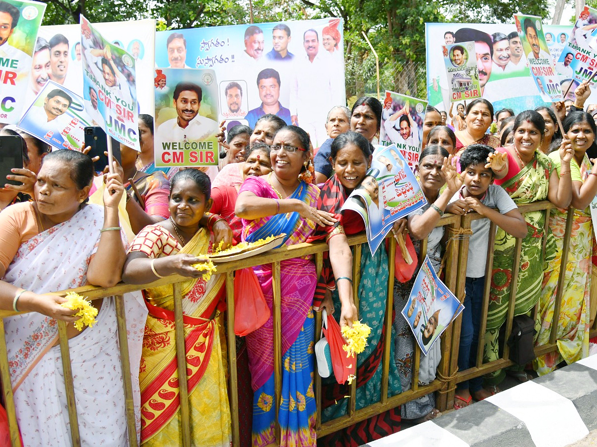 Cm_20Jagan_20Convoy_20Receives_20Grand_20welcome_20IN_20Chittoor_20Photos_2.jpg 3