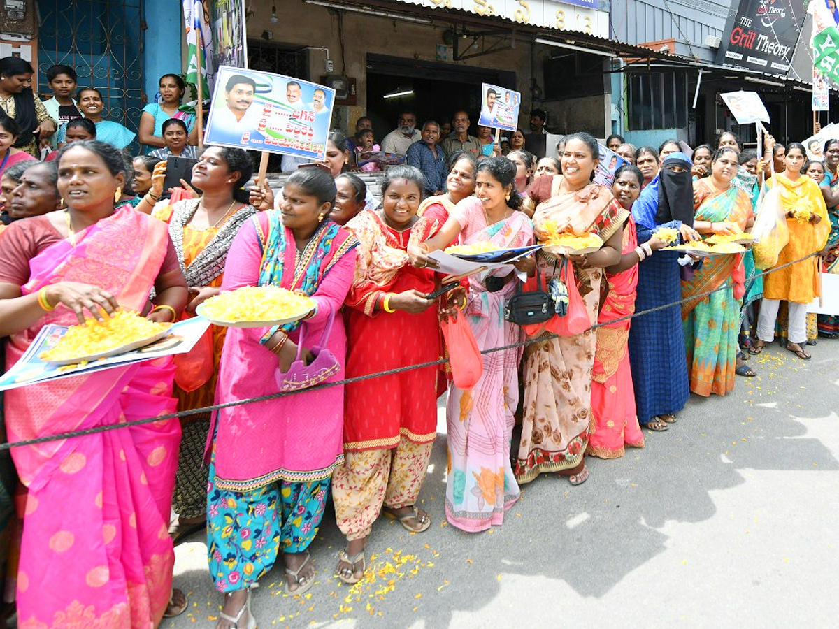 Cm_20Jagan_20Convoy_20Receives_20Grand_20welcome_20IN_20Chittoor_20Photos_5.jpg 6