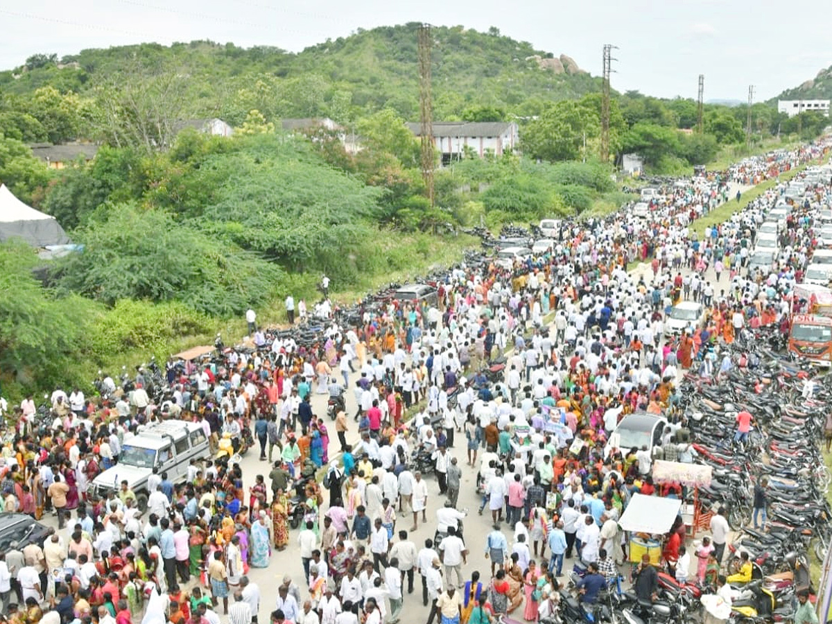 Cm_20Jagan_20Convoy_20Receives_20Grand_20welcome_20IN_20Chittoor_20Photos_9.jpg 10