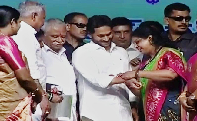 cm-ys-jagan-Rakhi2.jpg