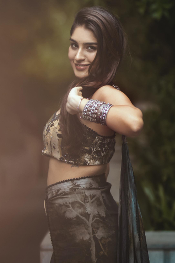 yukti-thareja-04.jpg 6